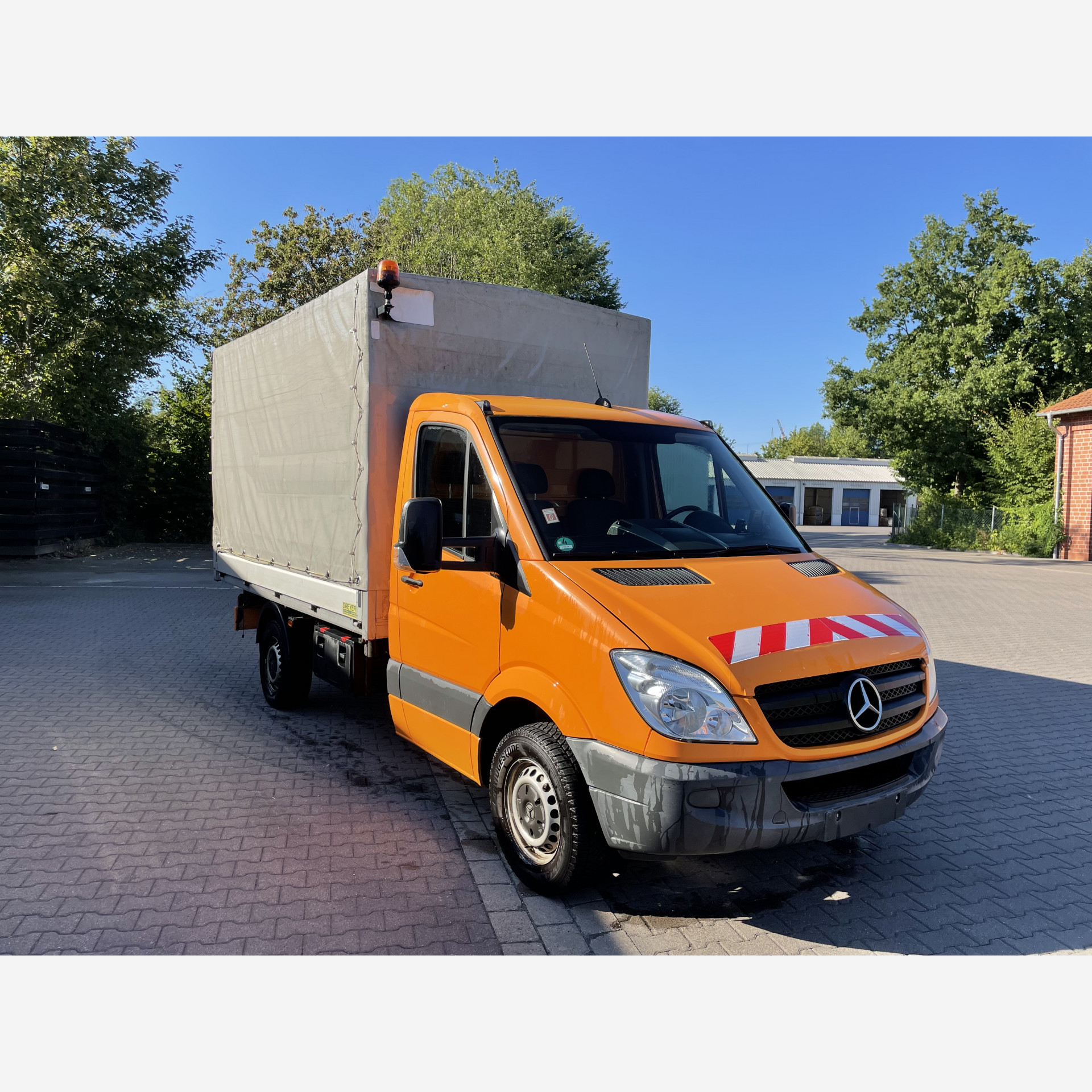 MB-Sprinter mit 3 Seiten Kipper und Plane und Spriegel
