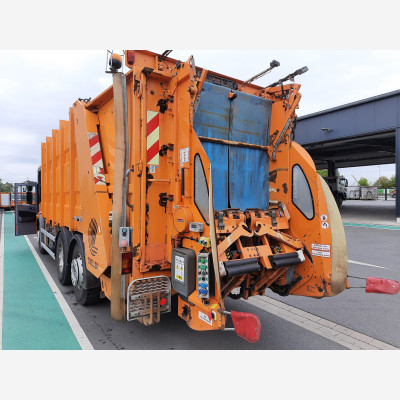 Mercedes-Benz Econic 2629L 6X2/4 NLA mit Zoeller Medium XL Gesamtansicht