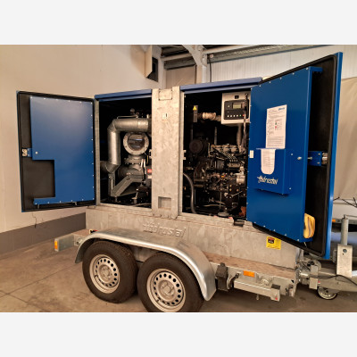 mobile Pumpe, selbstsaugend mit Tandem Tiefladeranhänger