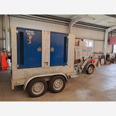 mobile Pumpe, selbstsaugend mit Tandem Tiefladeranhänger