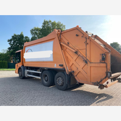 Hecklader zur Sperrmüllsammlung (Econic 2633 von Daimler)