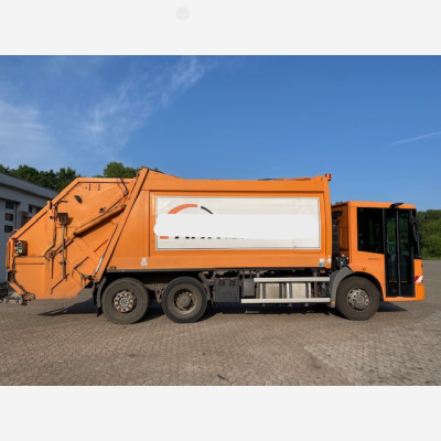 Hecklader zur Sperrmüllsammlung (Econic 2633 von Daimler)