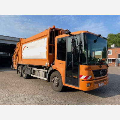 Hecklader zur Sperrmüllsammlung (Econic 2633 von Daimler)