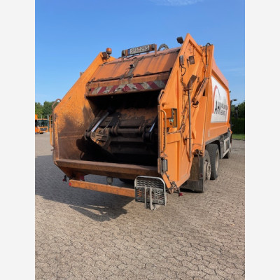 Hecklader zur Sperrmüllsammlung (Econic 2633 von Daimler)